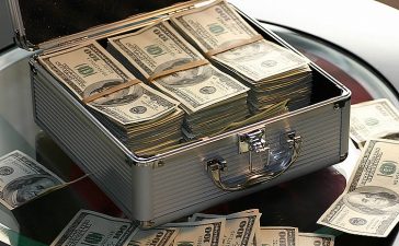 Creo que es muy importante aceptar que necesito mucho dinero es muy positivo. Algunas personas, en especial las muy espirituales...